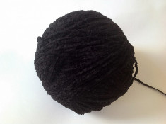 Fir de tricotat sau crosetat , catifea moale negru intens foto