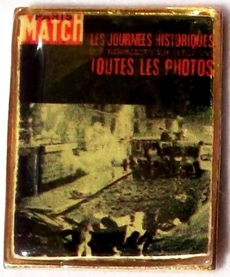 INSIGNA FRANTA COPERTA PARIS MATCH ZILE ISTORICE BARICADE - 28 x 22 mm ** foto