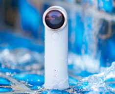 HTC RE 16.0-Megapixel Waterproof Digital Camera PENTRU POZE SUB APA-ALB SI ROSU foto
