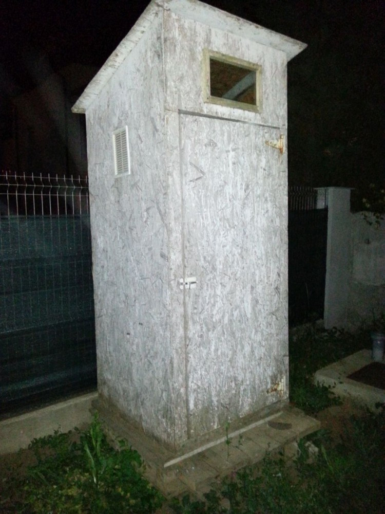 Cabina WC pentru gradina din lemn si OSB, solida, stare perfecta | arhiva  Okazii.ro
