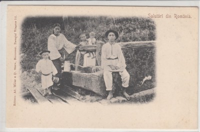 SALUTARI DIN ROMANIA , FAMILIE IN COSTUME POPULARE , TIPURI DIN ROMANIA foto