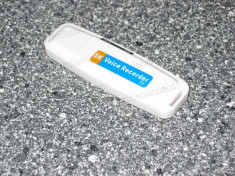 microfon spion stick USB inregistrator de voce card microSD foto