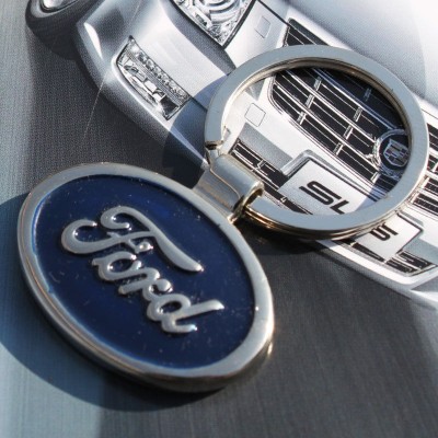 Breloc auto pentru ford argintiu metalic + cutie simpla cadou foto
