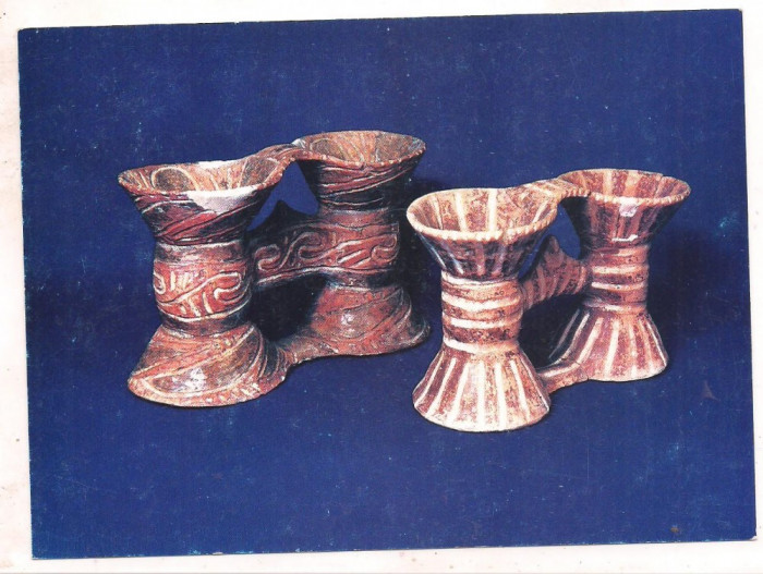 carte postala(ilustrata)-ARHEOLOGIE-Vase binoclu.Eneolitic.Cultura Cucuteni