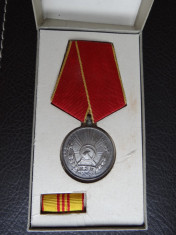 Medalie - Medaliea muncii - RSR - Stare foarte buna foto