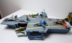 Portavion - Sky Busters Aircraft Carrier - Matchbox + 2 avioane Matchbox foto