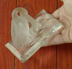 piesa deosebita din cristal transparent si mat Pelican si broaste - de colectie foto
