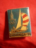 Insigna Olimpiada Moscova - Nave ,metal si email , 2,6x3,4 cm