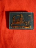 Insigna - Nava Europa 1900 ,metal , rasina ,gravat cu aur , 3,5x2,5 cm