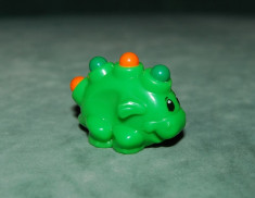 Figurina, jucarie, plastic, pui de dinozaur, verde cu portocaliu, 3x3cm foto