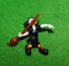 Figurina cauciuc Donald in haine de vrajitoare cu matura, 4.5 cm, colectie foto