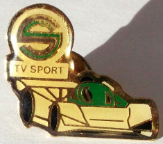 T3. INSIGNA TIP PIN AUTO AUTOMOBIL MASINA FORMULA 1 TV SPORT - dimensiune 22 x 25 mm ** foto