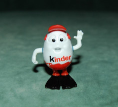 Figurina, jucarie, ou Kinder Surprise, inotator cu labe de inot, basca si aripa de rechin, 4 cm, colectie, decor foto