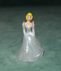 Figurina, jucarie, plastic, printesa Disney,blonda cu rochie alba-argintie-sidefata, surpriza din ou Kinder, 4cm, colectie, decor foto