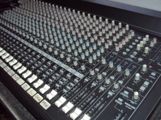 Mixer 24 de canale Mackie foto