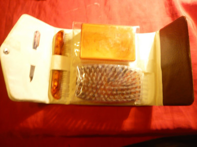 Set de voiaj in etui -Anglia Sheffield cu 4 piese : perie aspra , cutie sapun... foto