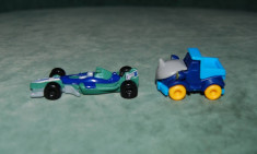 Lot 2 figurine, jucarii din ou Kinder surprise,masinume (formula 1 - 6cm; si basculanta 4cm), colectie, decor foto