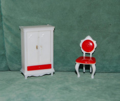 Jucarie figurina accesorii papusi (Barbi), un dulap si un scaun, alb cu rosu, plastic, 6.5 cm si 5cm, decor, colectie foto