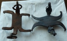 2 piese vechi din fier forjat , folosite la munte prin fixare pe talpa bocancului , pentru a nu aluneca pe gheata , obiecte rare foto