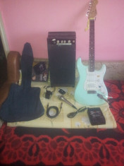 Set complect : chitara Fender ( originala ) , statie , procesor , microfon foto