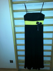 Alege sa stralucesti intr-o rochie de seara neagra cu brau galben! foto