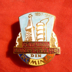 Insigna Centenarul Industriei Petroliere in Romania 1957 , h= 3,1 cm , metal si email