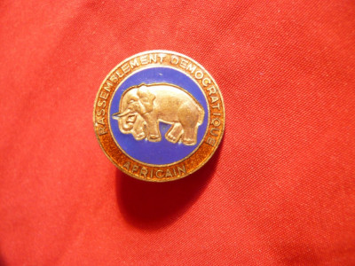 Insigna veche Elefant-Parlamentul Democratic African ,metalaurit si email, 2,3cm foto