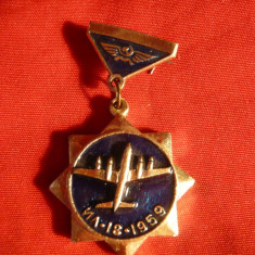 Insigna Aviatie1959 URSS IL 18 , metal si email ,h= 3,7 cm