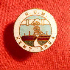 Insigna Minerit ,cu buton - NUM Kent Area , metal si email , d= 2,1 cm