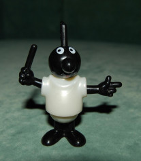 Figurina, jucarie surpriza ou kinder, personaj negru cu alb, film animatie foto