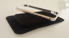 Bumper din aluminiu argintiu margine aurie cristale pentru iphone 5 + folie foto