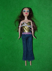 Papusa tip Winx / Barbie, 30 cm, satena, cu blugi si bluza aurie foto