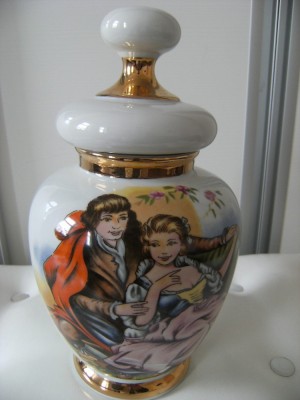 Impresionant vas cu capac din portelan, marcat Porcelanas,made in Spain, margini aurite, print si printesa, stare perfecta, de colectie/decor. foto