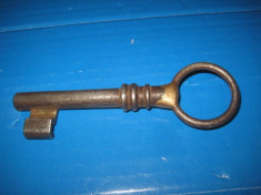 Cheie veche metal cu alama, 8cm lungime, maner 3.5cm, cheie 2.5cm. foto