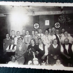 FOTOGRAFIE GERMANIA NAZISTA 1 MILITAR, DRAPELE ZVASTICA IN FUNDAL, 12 x 9 cm **