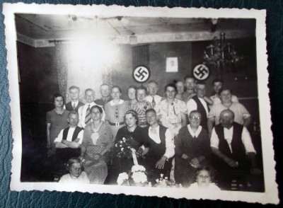 FOTOGRAFIE GERMANIA NAZISTA 1 MILITAR, DRAPELE ZVASTICA IN FUNDAL, 12 x 9 cm ** foto