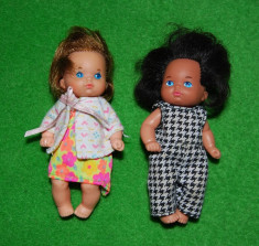 2 papusi (papusa) mici, Mattel Inc 1976 stanta pe ceafa, 11 cm, hainele originale, colectie, vechi, vintage, foto