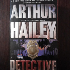 DETECTIVE - Arthur Halley - 1998, 595 p.; limba engleza