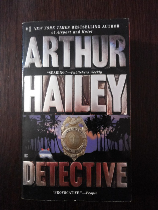 DETECTIVE - Arthur Halley - 1998, 595 p.; limba engleza