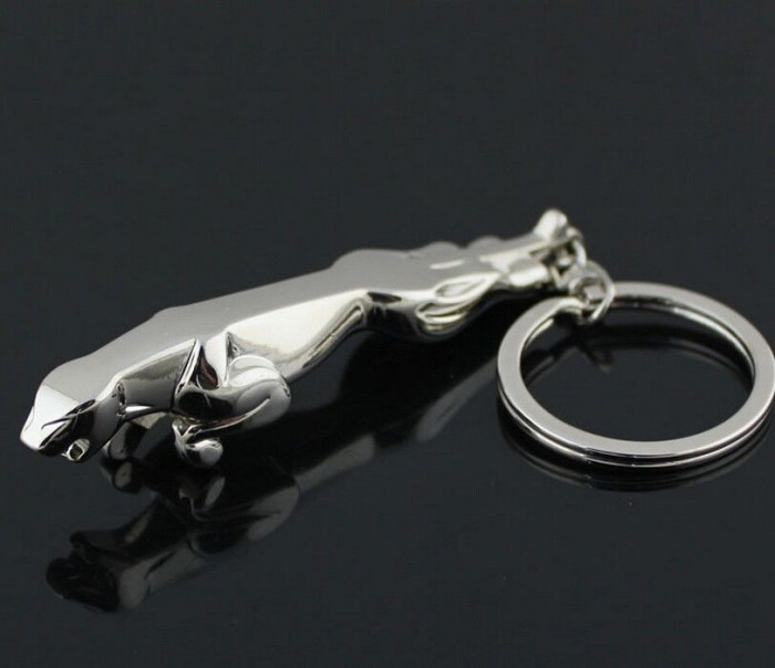 Breloc model auto pentru Jaguar argintiu metal 8 cm + cambalaj cadou