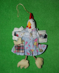 Jucarie gaina cu pui in buzunar (puicuta), rochita colorata, haioasa, decor Pasti /Paste, 22cm, material textil foto