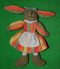 Jucarie iepure / iepuras, cu rochita portocalie si fundita, din material textil, decor Pasti /Paste, 23 cm foto