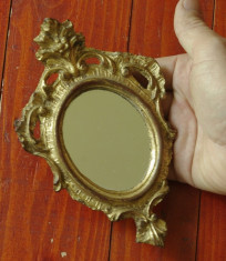 Oglinda de mana sau perete de dimensiuni mici cu rama ovala ornamentata frumos ! foto