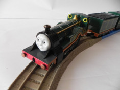 TOMY/TrackMaster trenulet baterii - Thomas locomotiva EMILY cu 2 vagoane - RARA foto