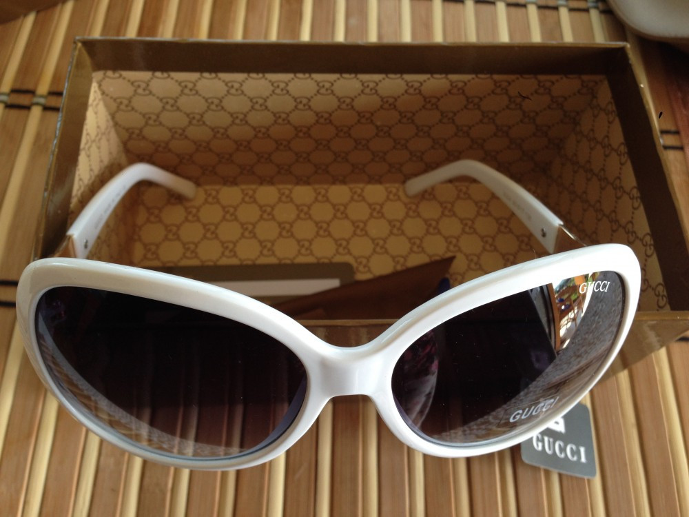 Ochelari de soare albi Gucci cu etui si accesorii inclus | arhiva Okazii.ro