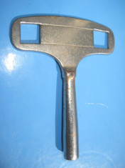 Cheie pentru pendul vechi sau ceas de masa din metal. foto