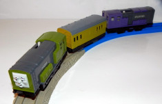 TOMY/TrackMaster trenulet baterii - Thomas locomotivele SPLATTER, DODGE + vagon foto