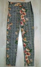 Pantaloni fashion cu detalii inflorate / marimea S foto