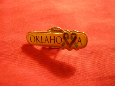 Insigna Turistica Oklahoma -SUA , metal si email foto