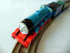 TOMY/TrackMaster trenulet baterii jucarie -Thomas locomotiva GORDON cu 2 vagoane foto